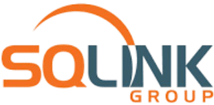 לוגו של SQLINK Group עם הכיתוב "SQLINK" באותיות כתומות ואפורות מודגשות, קשת כתומה מעל, והמילה "GROUP" באותיות כתומות קטנות יותר מתחת.